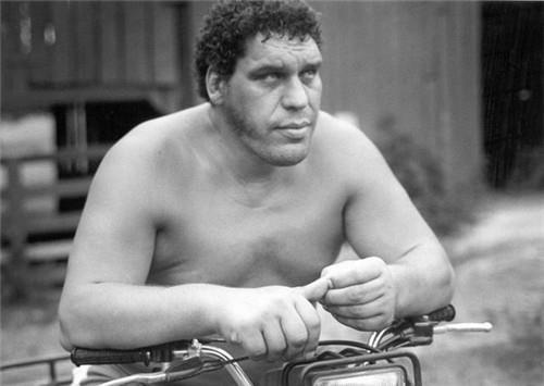  透出|他一口气喝73升啤酒，15年打遍摔跤界无敌手，结局却透出心酸