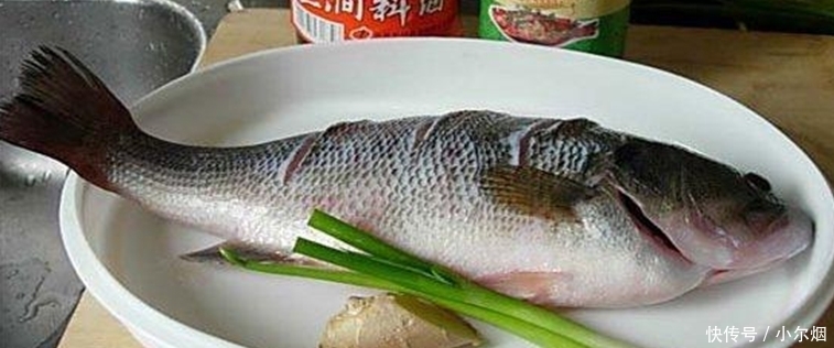  做出来|蒸鱼时, 万万不要直接下锅蒸, 多加这1步, 鱼肉超嫩没有一点腥味