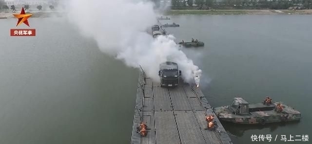 分钟|兵哥哥30分钟搭起200米浮桥，网友：搭个桥都卡点，超帅