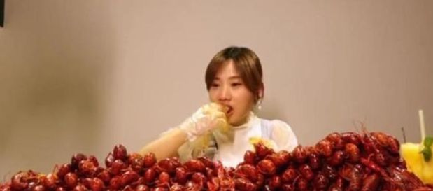 密子|密子君挑战吃“小龙虾山”,3小时清盘,看到账单,网友不淡定了