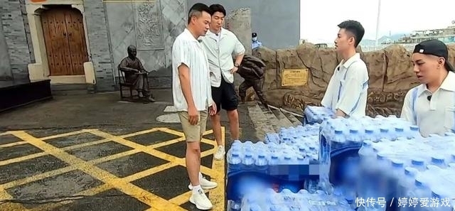 衣物|赵丽颖《中餐厅》暴露生活坏习惯,多次晚起床,房间邋遢衣物乱放