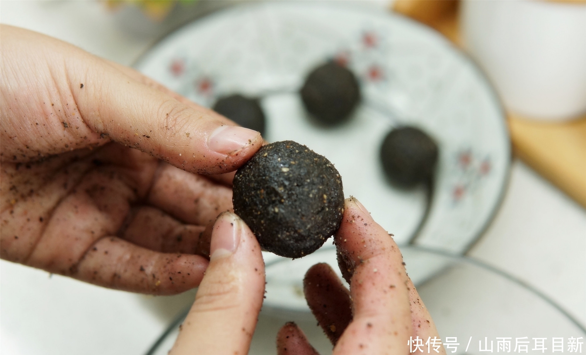 黑芝麻|1碗黑芝麻，3勺蜂蜜，搓一搓做“黑芝麻丸”，1元1颗，头发黑又亮