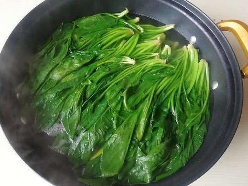 沸水|这几种食材不焯水不能吃,为了家人的健康,以后不要再直接下锅