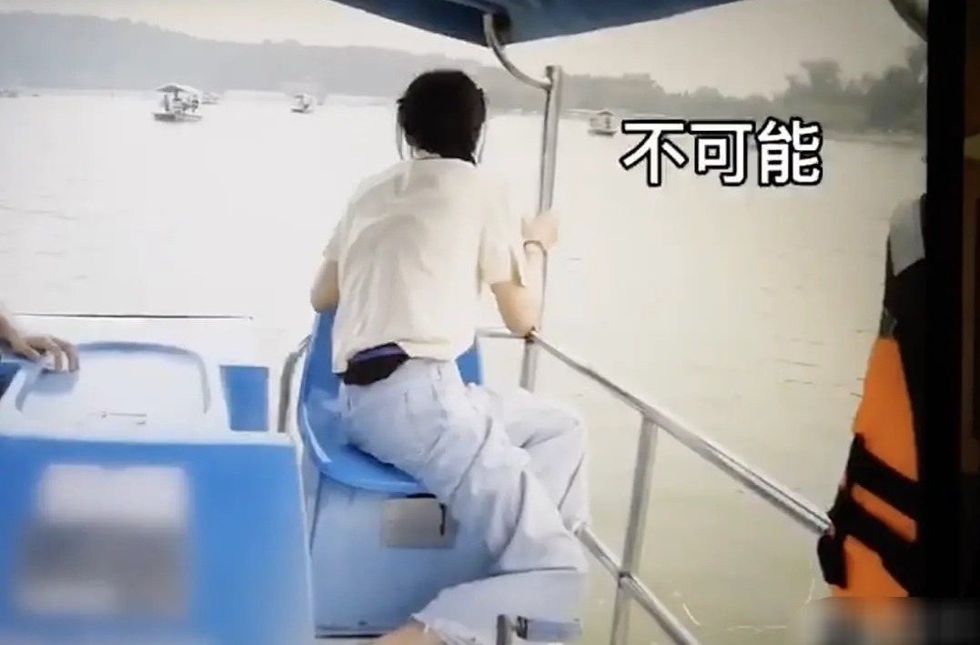 综艺|郑爽录制新综艺手机掉湖里,看到第一秒反应真的既心疼又好笑!