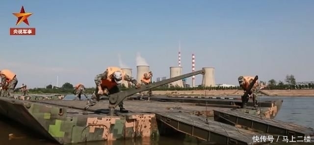 分钟|兵哥哥30分钟搭起200米浮桥，网友：搭个桥都卡点，超帅