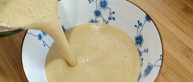 真香|做面包不用高筋粉，不用烤箱，2个苹果加2个鸡蛋，暄软拉丝，真香