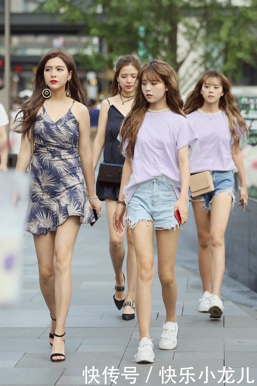  小姐姐|穿搭：小姐姐穿着白色连衣裙，很有青春范