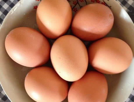 剥皮|煮鸡蛋时,直接下锅煮就错了,多加这1步,鸡蛋又香又嫩还易剥皮
