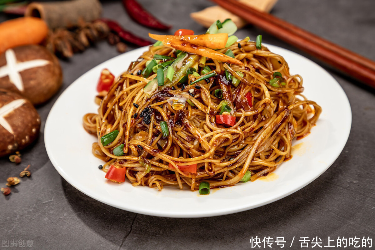 下巴|一个洋葱一碗油,做份香掉下巴的葱油,用来拌面条十分钟早餐上桌