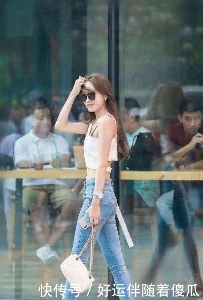 牛仔裤|牛仔裤穿出时尚感，彰显舒适自在的简约个性