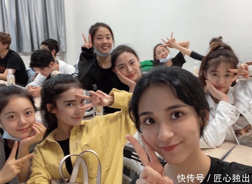 到底|17岁赵今麦到底美在哪儿?当她跟中戏女同学合影时,瞬间就明白