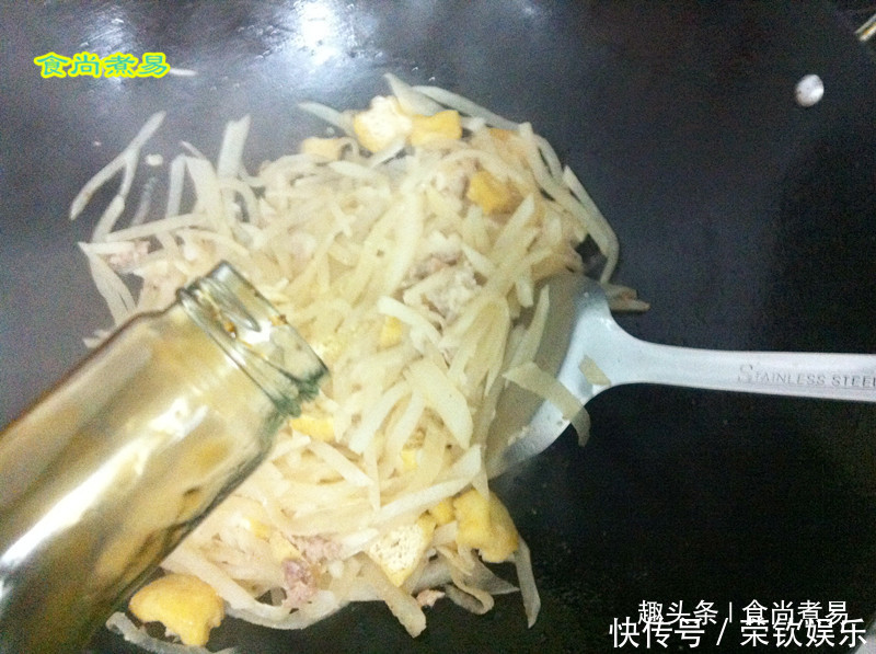 靠边站|天凉了,大鱼大肉靠边站,此款平民快手菜,鲜甜好吃又开胃