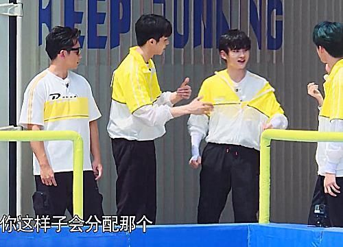 周震南|周震南跟陈立农同队,商讨跟蔡徐坤对决的方法,谁注意何洛洛咋做的