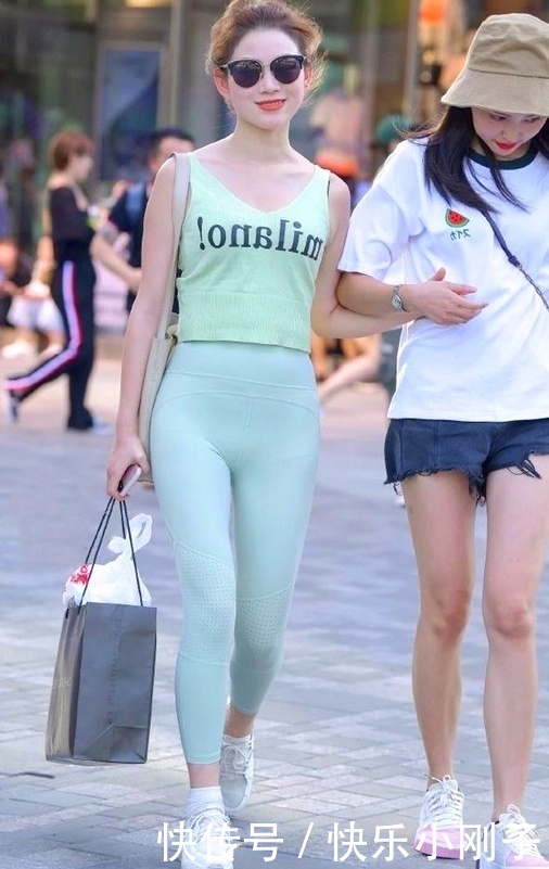 展现|低调的华丽就是如此,时尚清新“绿色装”,展现女性魅力!