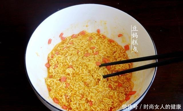 吃法|何炅老师分享的,方便面新吃法,简单好吃,给家人换换口味