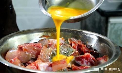 秘制|草鱼别做老一套了,淋上2个鸡蛋液,秘制一做,不吃撑都不停嘴