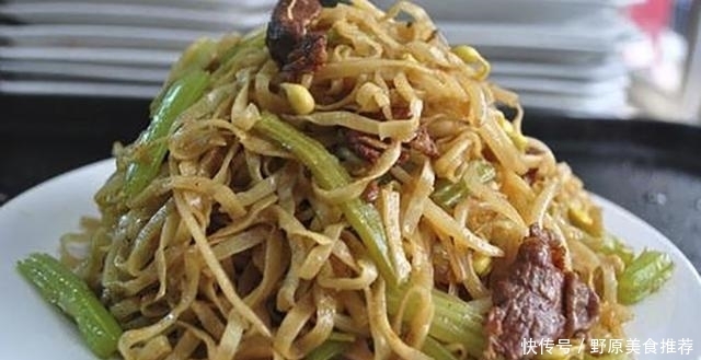 把面条|做豆角焖面,先煮面还是直接焖?其实都不如用这招,不粘还入味
