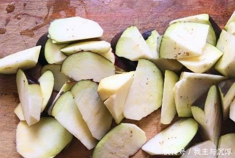 茄子|东北烧茄子地道做法,掌握1点技巧,不费油还省时,茄子香软清爽