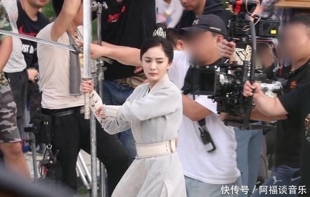  通告单|横店代拍揭秘！王一博路透1天能卖4万，《皓衣行》一个月30万起步