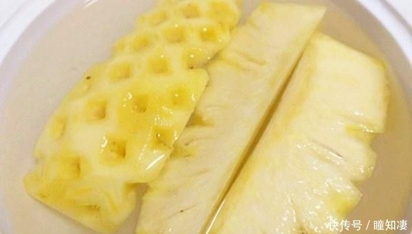 嘴唇|你用热水还是冷水把菠萝泡在盐水里?小贩:难怪我用错水的时候嘴唇会麻木