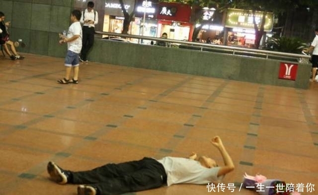 拒绝|男子跪在地上，抱着女生大腿表白，遭拒绝后大声痛哭！