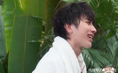 奔跑吧|蔡徐坤遇水就“脱妆”,画面放大十倍看清他的素颜:21岁的脸?