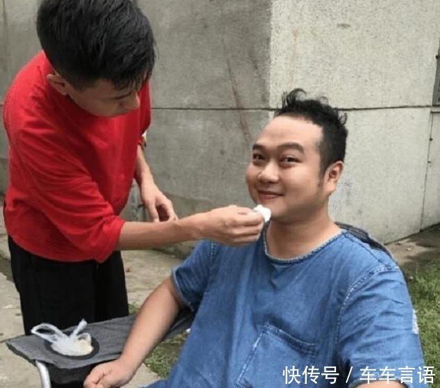 凭《功夫》中股沟男一角走红,今身价过亿