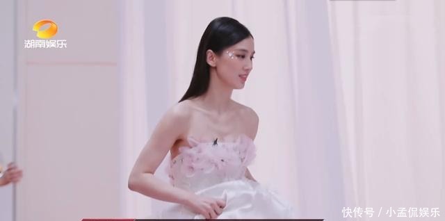  节目|《乘姐》黄晓明用词卑微，黄圣依穿婚纱上台，许飞坐C位却没镜头