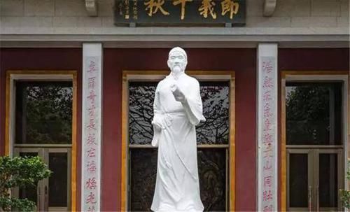 连忙|刽子手取笑囚犯怕死，囚犯我饿了，刽子手大惊连忙下跪您请