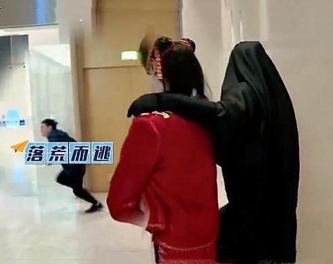 男路|华晨宇带“无脸腾”逛超市时,男路人的反应亮了,像极了逃难的我