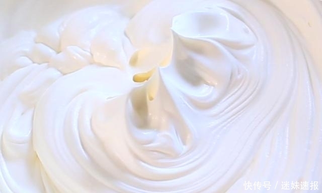 绵软|爆浆花朵小蛋糕:做法简单,绵软香甜,看着就想吃,孩子超喜欢