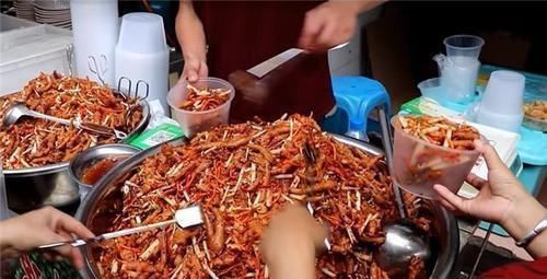 凤爪|90后帅小伙摆摊卖“红火”小吃,1斤30元不讲价,女顾客每天抢着买