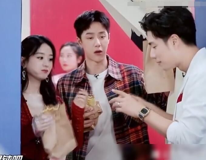 堪称|赵丽颖把自己用过的勺子给王一博,后者的反应,堪称避嫌教科书