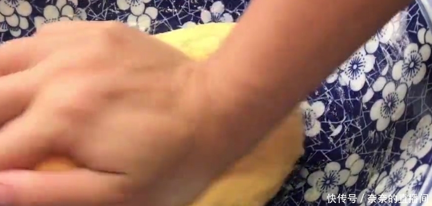 柔软|教你用南瓜做美食,出锅香甜柔软,面包筋道,非常好吃