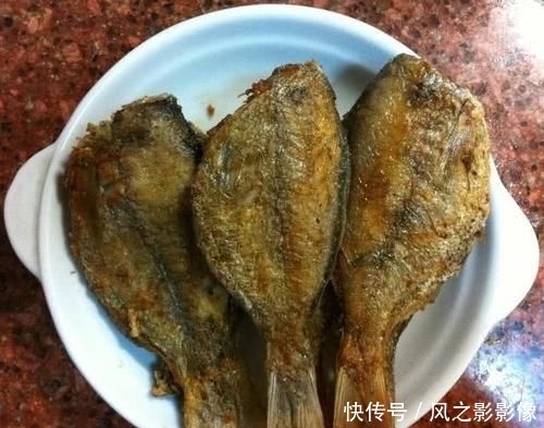 破皮|炸鱼的第一步先倒油?大错特错!教你正确做法,金黄酥脆还不破皮