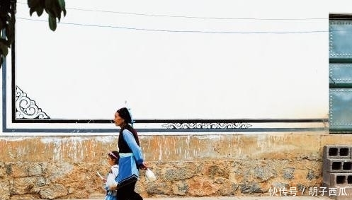 倚老卖老|9岁男孩给孕妇让座，孕妇刚坐下就被大爷拽起，还批孩子：不懂事