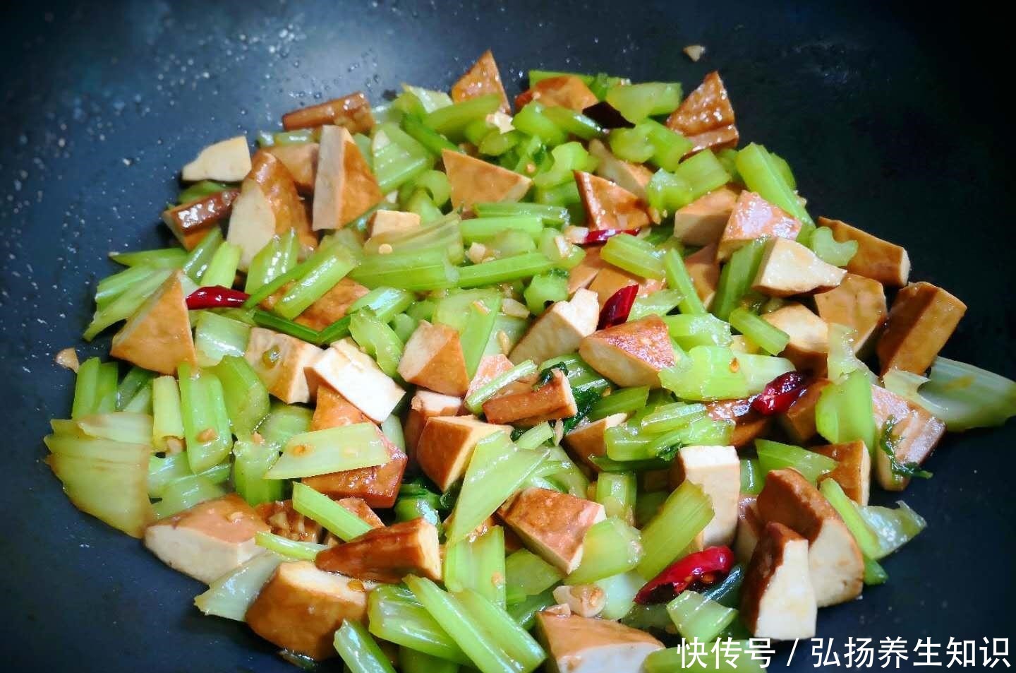 好吃|这俩食材是绝配，一香一鲜，简单一炒，比肉还好吃，多吃不长肉！