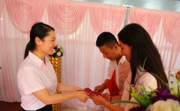 父母|领过证后，丈夫拒办婚礼彩礼钱买房，陪嫁钱买车