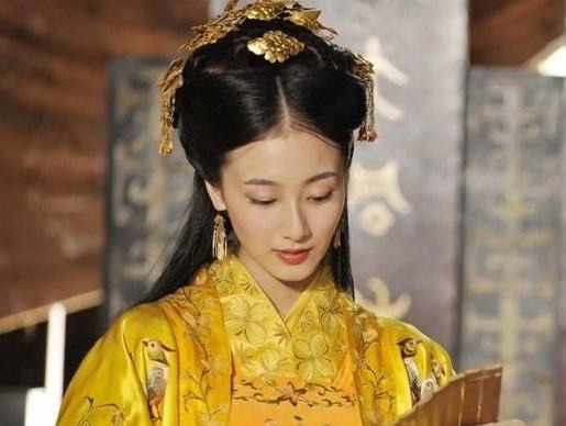 中途|皇帝去世后,嫔妃返乡中途下嫁一个士兵,后来士兵成为了开国皇帝