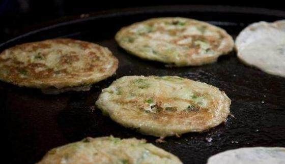 停不下来|邻居阿姨做葱油饼十五年，我一次能吃5个，太美味了根本停不下来