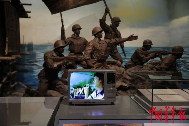 人民海军成立75周年之际 市民游客走进海军博物馆