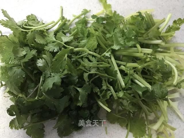  切成|这样做鸡爪真的太好吃了，越吃越上头！你们一定要试试看！