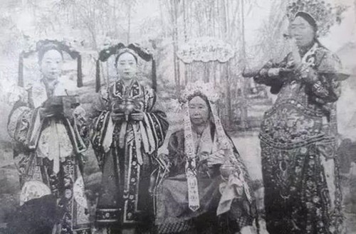 晚清|晚清第一美人:黑白照难掩美貌,慈禧照相必带她,最后却孤独终老