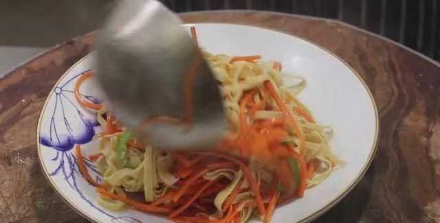 大厨|大厨分享一道“胡萝卜炒千张”,清淡爽口又营养,全家老少都爱吃