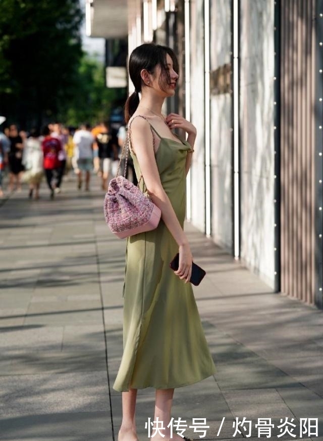 柔美|175身高的小姐姐,穿细吊带连衣长裙,配上平底鞋更显高挑柔美