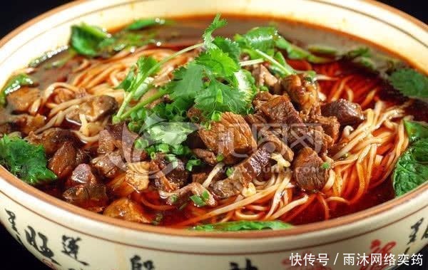 报警|女子在火车站吃面1千元一碗，报警后果然值一千元，女子开心付款