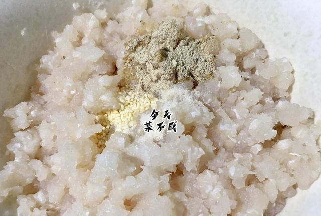 创意|面包锅贴鱼,创意十足,外酥里嫩,我家孩子最爱吃,三天做一次