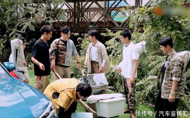 下意识|谭松韵称拉行李很累,宋威龙下意识的话引关注,果真“实力宠妹”