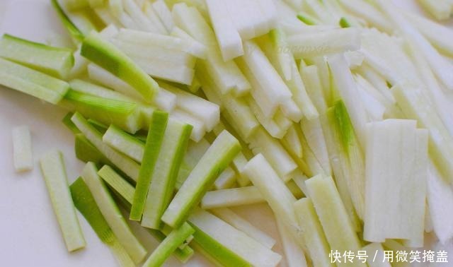 地方叫|用这菜做焖面,老公最爱吃,浓香美味,到了冬天周周都要吃