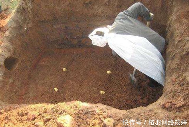 棺材|农村土葬时,棺材埋在地下,为什么还要堆